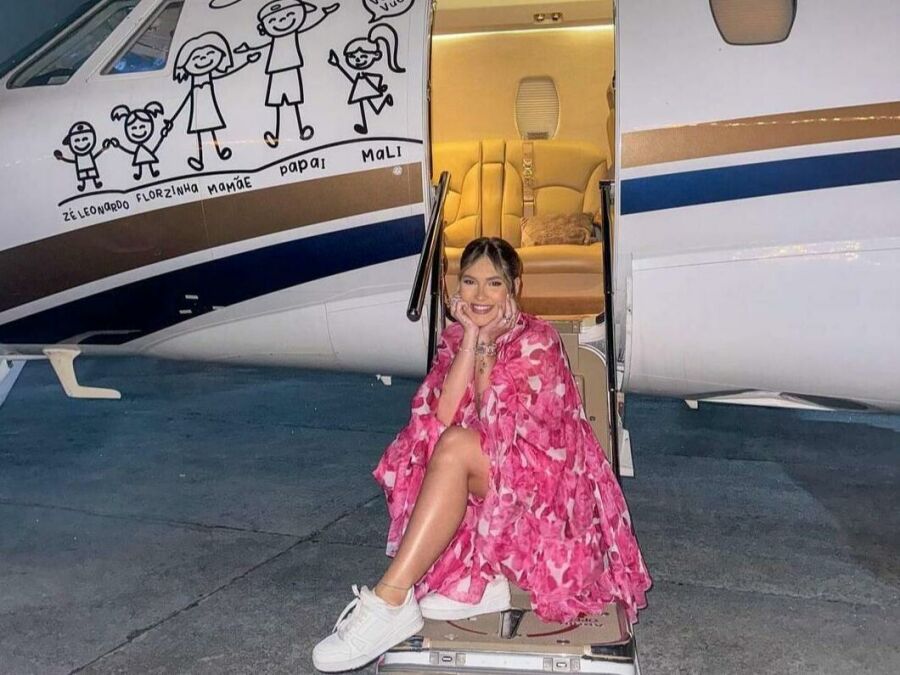 Imagem Virginia_Fonseca_em_um_avião